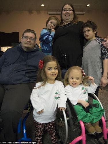 Disabilitas Fisik Tak Halangi Kakak Beradik Ini Berprestasi