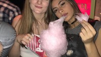 Saat masih berada di London, Valerie memilih kembang gula untuk jadi camilannya. Salah satu temannya berkomentar, Jadi anak London skrng dia. Foto: Instagram @valerieethomas