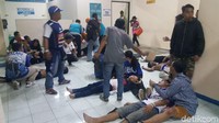 Suporter yang terluka dibawa menuju ruang utama Stadion Kanjuruhan untuk segera mendapatkan penanganan medis/Foto: Muhammad Aminudin