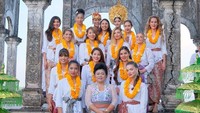 Sebanyak 14 alumni Miss Universe 2015 menghabiskan waktu di Karangasem, Bali. Mereka pun mengenakan pakaian tradisional Bali. (anindyakputri/Instagram)