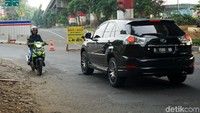Kebanyakan pengendara ini tidak tahu adanya pengalihan arus karena adanya pengecoran jalan.