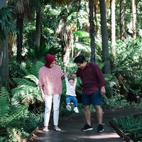 Punya anak yang lagi lincah-lincahnya, Nina memilih fashion item yang praktis namun tetap stylish.