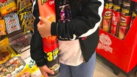 Ini pose putri Annisa, Aira dengan keripik kentang kemasan super jumbo. Aira cantik mirip sang ibu ya? Foto: Instagram annisayudhoyono
