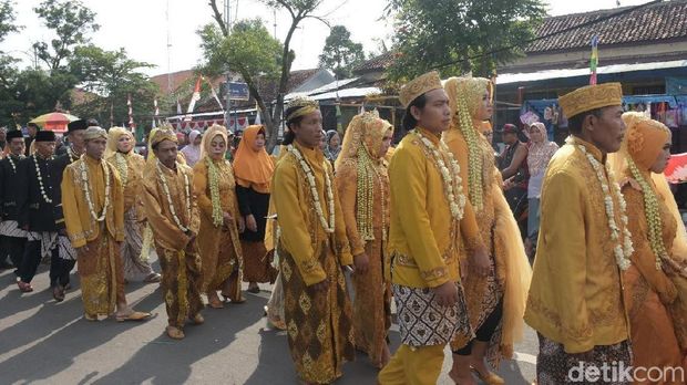 Tak Pernah Cerai, Tahuri-Raustri Nikah Lagi Disaksikan Anak Cucu