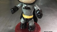 Pasti tahu dong ini siapa? Ya, Batman. Salah satu superhero yang sangat kaya raya milik DC Comics.  Terlihat seperti action figure dari permen, ya? Foto: Instagram @candyartisans