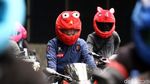 Pengendara Berhelm Elmo Jalan-jalan di Jakarta