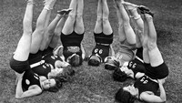 Stretching atau peregangan masih menjadi pilihan latihan fisik pada tahun 1900-an. Foto: Archives/Getty Images