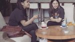 Begini Gaya Si Cantik Valerie Thomas Saat Makan Rendang dan Minum Jus