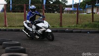 Ratusan peserta ambil bagian dalam kompetisi menggunakan motor MAXI Yamaha itu. Tim Yamaha Riding Academy (YRA) menyediakan trek yang bisa mengeksplorasi semua kelebihan Aerox 155 seperti akselerasi yang cepat, handling yang mudah dan stabil. Foto: Yamaha