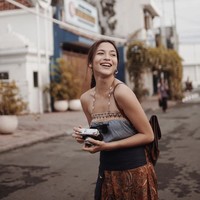 Atasan strapless dan rok batik jadi andalan Putri Marino saat traveling. (Foto: Instagram/Putri Marino)