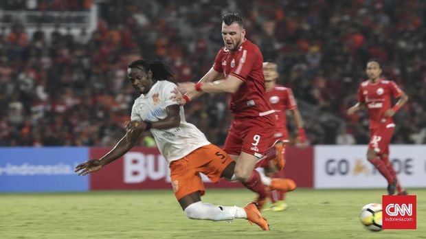 Persija Jakarta menempel ketat Persipura Jayapura.