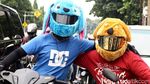 Pengendara Berhelm Elmo Jalan-jalan di Jakarta