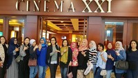 Tepatnya malam Minggu, kemarin Sri Mulyani bersama tim Kementerian Keuangan (Kemenkeu) dan pasangannya nobar midnite di salah satu bioskop di Jakarta. Istimewa/IG Sri Mulyani@smindrawati.