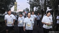 Rini juga mengikuti lomba lari.