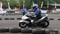 Peserta fun riding beraksi dengan Aerox Foto: Yamaha