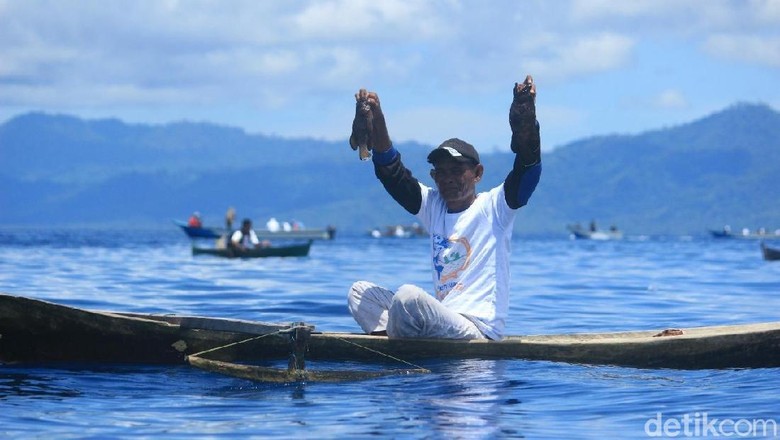 Keseruan Festival Maksaira di Kepulauan Sula (Johannes Randy/ detikTravel) Keseruan Festival Maksaira di Kepulauan Sula (Johannes Randy/ detikTravel)