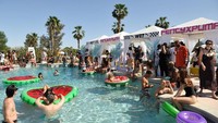 Di tengah cuaca yang panas, para pengunjung bisa dengan bebas berenang dalam festival tersebut. Foto: John Sciulli/Getty Images