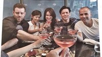 Bersama Sophia dan kerabat lainnya, Ariel terlihat menikmati waktunya menyesap cocktail di sebuah kafe.  Foto: Instagram @ariel_inst