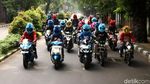 Pengendara Berhelm Elmo Jalan-jalan di Jakarta