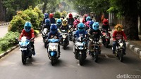 Komunitas Keluarga Elmo melintas di salah satu ruas jalan di Jakarta.