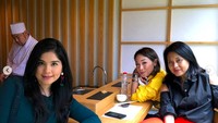 Bersama teman-temannya, Annisa mencicip omakase buatan celebrity chef Jepang, Hashida. Ia tak lupa berpose manis dengan latar chef yang sedang menyiapkan makanan. Foto: Instagram annisayudhoyono
