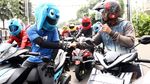 Pengendara Berhelm Elmo Jalan-jalan di Jakarta