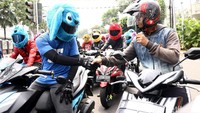 Mereka juga menyapa pengendara lain yang ditemui di jalan.