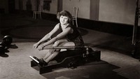 Seperti yang dilakukan oleh wanita ini, berolahraga menggunakan rowing machine di gym. Foto: Hulton Archive/Getty Images
