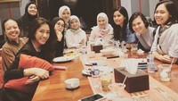 Bersama tim yayasan yang dipimpinnya, Annisa menyempatkan makan bersama. Foto: Instagram annisayudhoyono