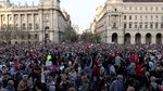 Lautan Cahaya Lampu Ponsel di Demo Anti-Pemerintah Hongaria