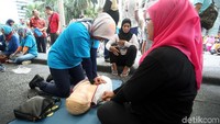BNPB memberikan pelatihan menolong korban bencana.