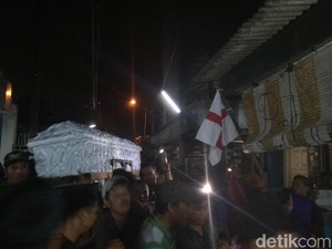 Jenazah Micko Diantar Ratusan Suporter ke Peristirahatan Terakhir
