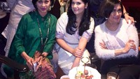 “High tea bersama para senior kebanggaan,” ujar wanita yang juga jadi presenter ini. Duh, teh dan kue mungil di depannya bikin ngiler ya! Foto: Instagram annisayudhoyono