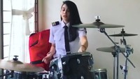 Sebelum menekuni profesinya sebagai pilot, gadis kelahiran 7 Januari 1992 ini dulunya adalah drummer band pengiring Vicky Shu. Foto: Instagram @athirafarina