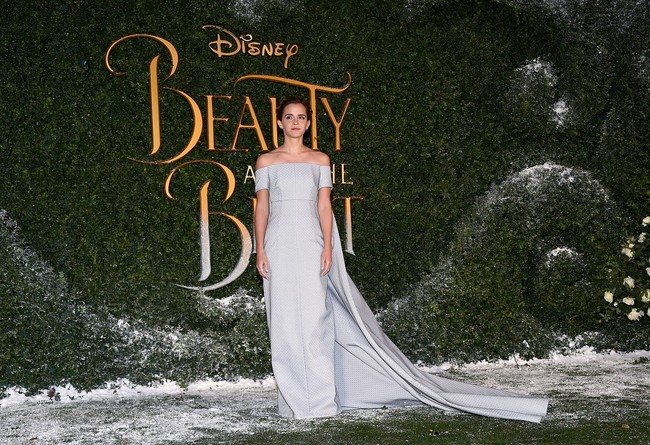 Gaun dengan ekor panjang juga menjadi pilihan Emma Watson di premier Beauty and the Beast pada Maret 2017 lalu. (Foto: Getty Images)