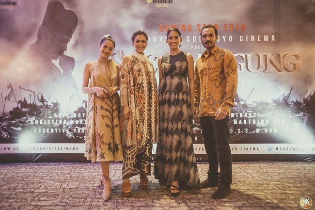 Putri Marino stand out dalam balutan gaun A-line batik rancangan Edward Hutabarat. (Foto: Instagram/Putri Marino)