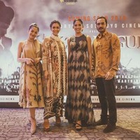 Putri Marino stand out dalam balutan gaun A-line batik rancangan Edward Hutabarat. (Foto: Instagram/Putri Marino)