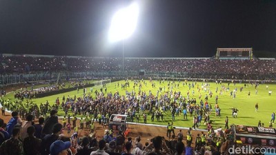 Foto: Kerusuhan Suporter Saat Injury Time Laga Arema vs Persib