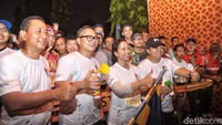 Kartika Wirjoatmodjo dan Rini Soemarno mengacungkan jempolnya usai melepas peserta Mandiri Jogja Marathon 2018.