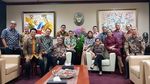 Gaya Sri Mulyani Malam Mingguan Bareng Suami dan Pejabat Kemenkeu
