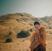 Pesona Putri Marino terpancar maksimal dalam balutan busana etnik. (Foto: Instagram/Putri Marino)