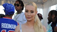 Iggy Azalea turut hadir dalam festival tersebut. Musisi asal Australia itu tampil dengan dandanan minim. Foto: John Sciulli/Getty Images