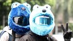 Pengendara Berhelm Elmo Jalan-jalan di Jakarta
