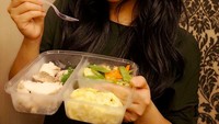 Untuk jaga kesehatan sekaligus bentuk tubuhnya, Annisa melahap menu katering sehat. Istri Agus Yudhoyono ini menulis “yummy and healthy” untuk santapannya. Foto: Instagram annisayudhoyono