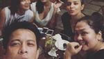 Lihat Kerennya Gaya Ariel Noah Saat Makan dan Nongkrong Bareng Teman