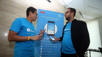Chief Executive Officer PT Zahir Internasional Muhamad Ismail menunjukkan aplikasi Zahir Simply bersama dengan Wakil Gubernur DKI Jakarta Sandiaga Uno.