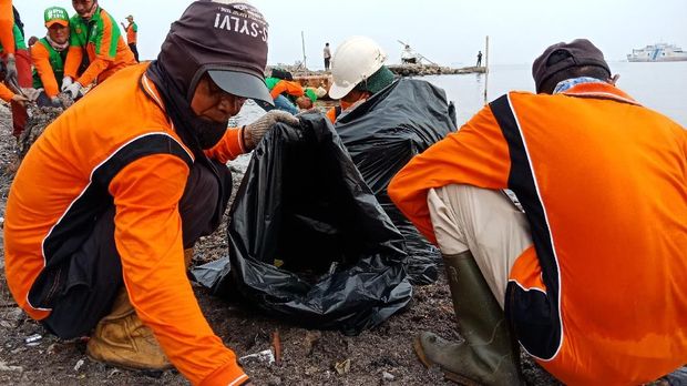 1.000 Petugas Pemprov DKI Gempur Sampah di Teluk Jakarta