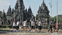 Peserta berlari melintasi kawasan candi.
