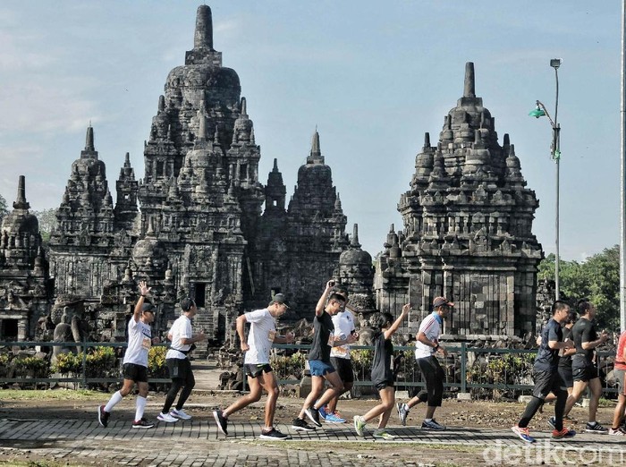 Lomba lari Mandiri Jogja Marathon 2018 digelar di kawasan Candi Prambanan, Minggu (15/4). Lomba lari itu diikuti ribuan peserta.