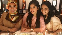 Bersama sepupu-sepupunya yang berdarah Batak, Annisa menikmati makan malam di sebuah restoran. Wah, piringnya sudah bersih tuh! Foto: Instagram annisayudhoyono
